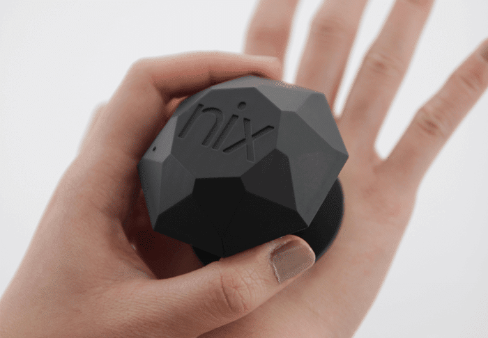The Nix Pro is scanning skin using the flat adapter
