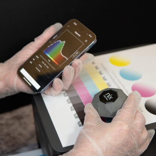 Scanning a test sheet of colors with the Spectro L